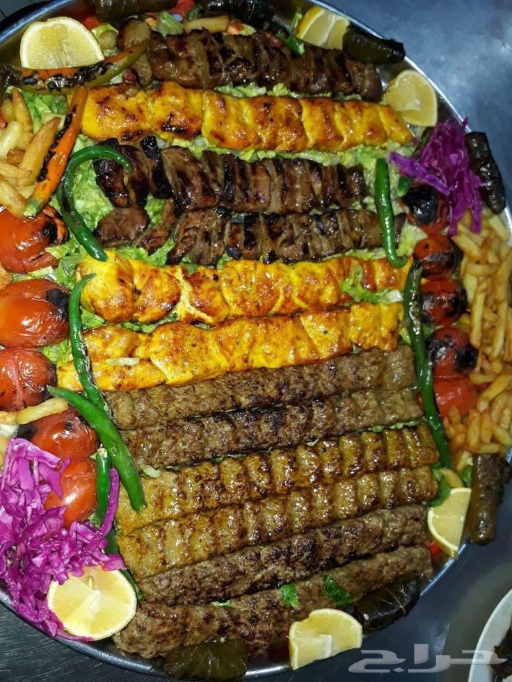 صواني المشويات مع سلطاتها64444727645953111