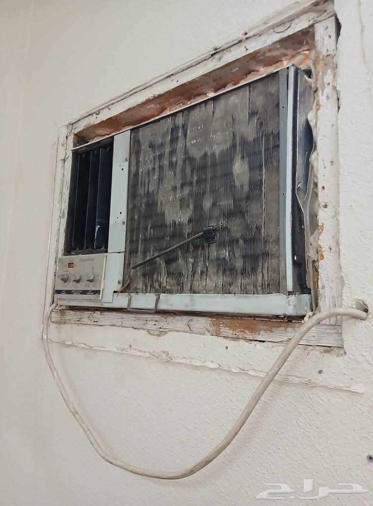 Desert window air conditioner for sale, clean, lightly used, price 350 SAR final64460393138561110