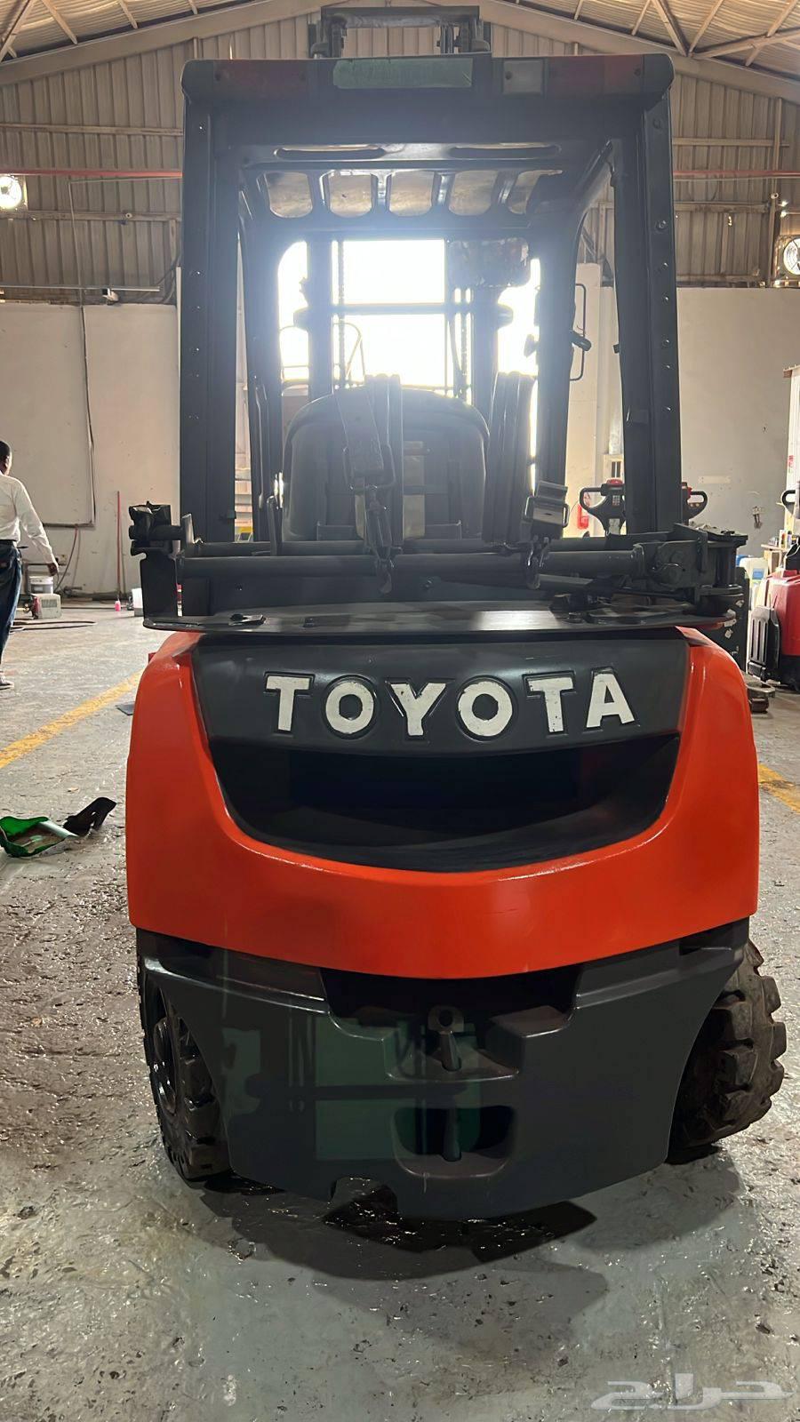 رافعه شوكية تويوتا 2ونص طن بحاله ممتازة64623442223617110