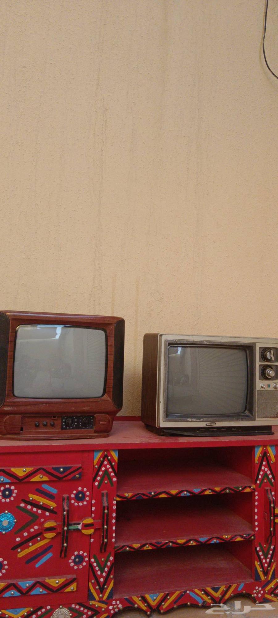 Two antique TVs, one is broken and the other works64461416738177110