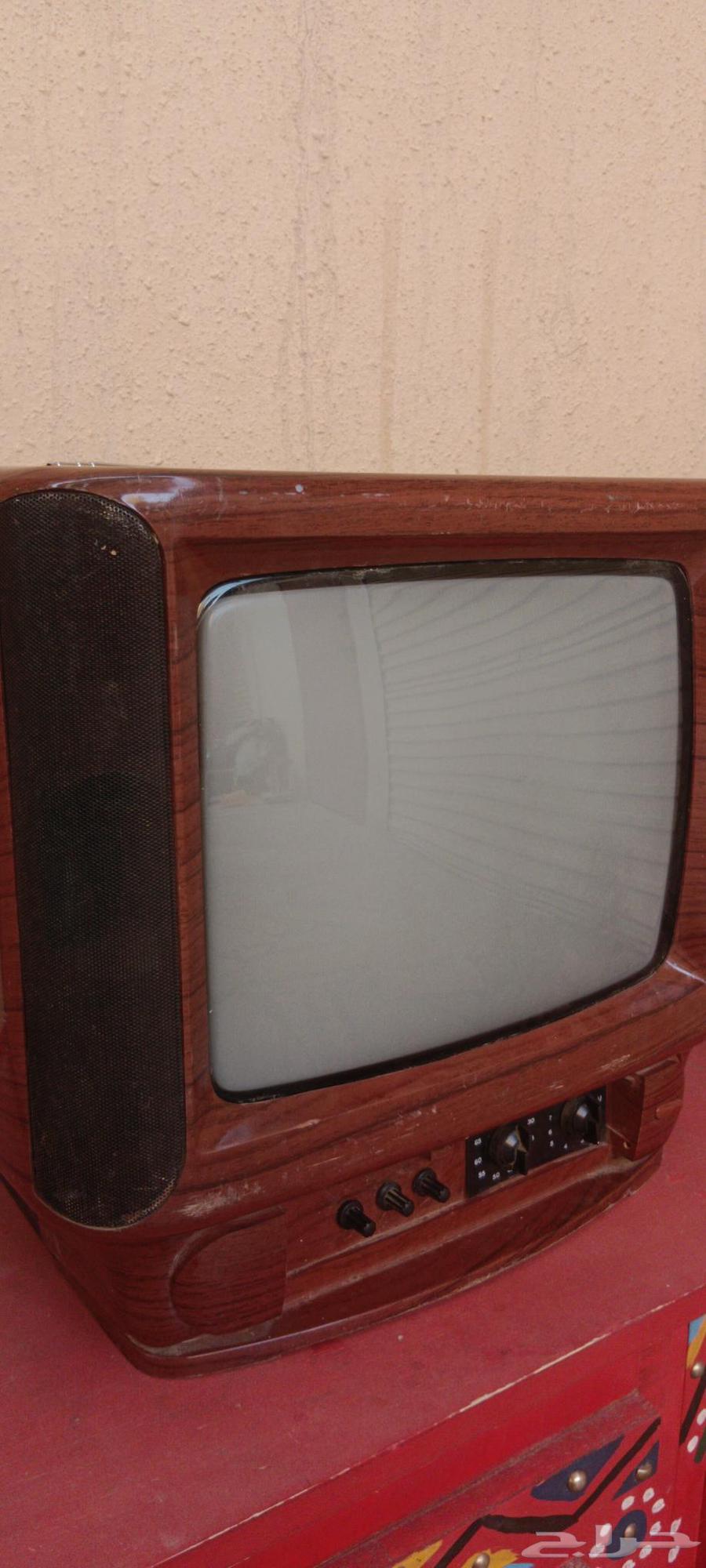 Two antique TVs, one is broken and the other works64461416738177113