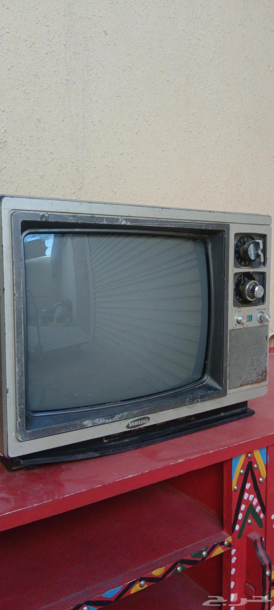 Two antique TVs, one is broken and the other works64461416738177111