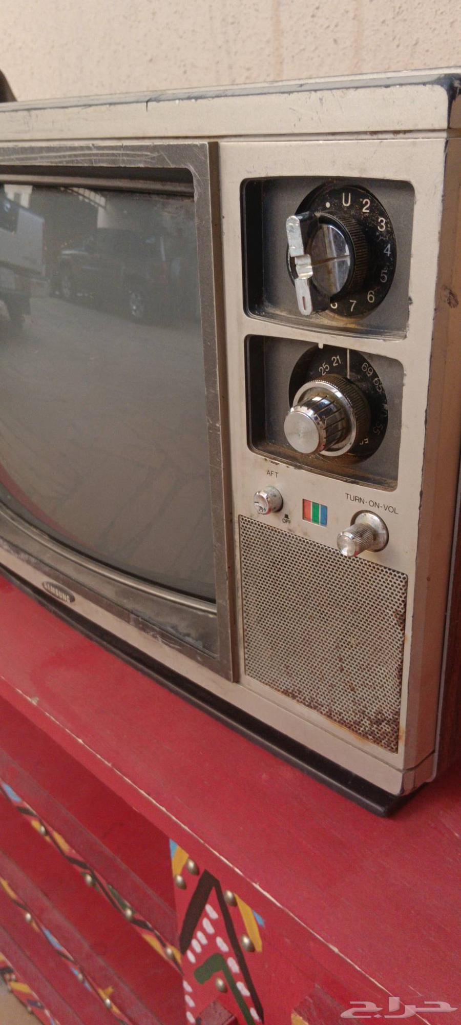 Two antique TVs, one is broken and the other works64461416738177112