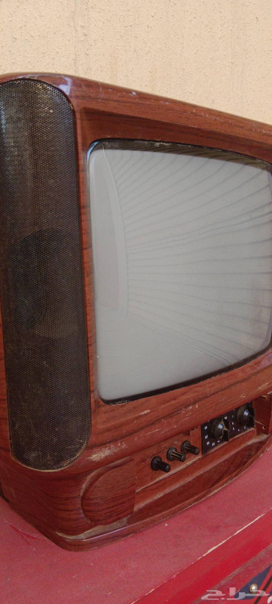 Two antique TVs, one is broken and the other works64461416738177114